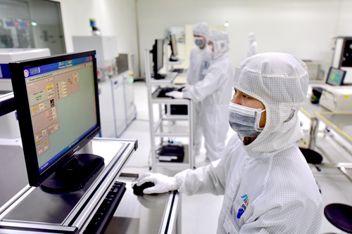 工人在生产光电子芯片