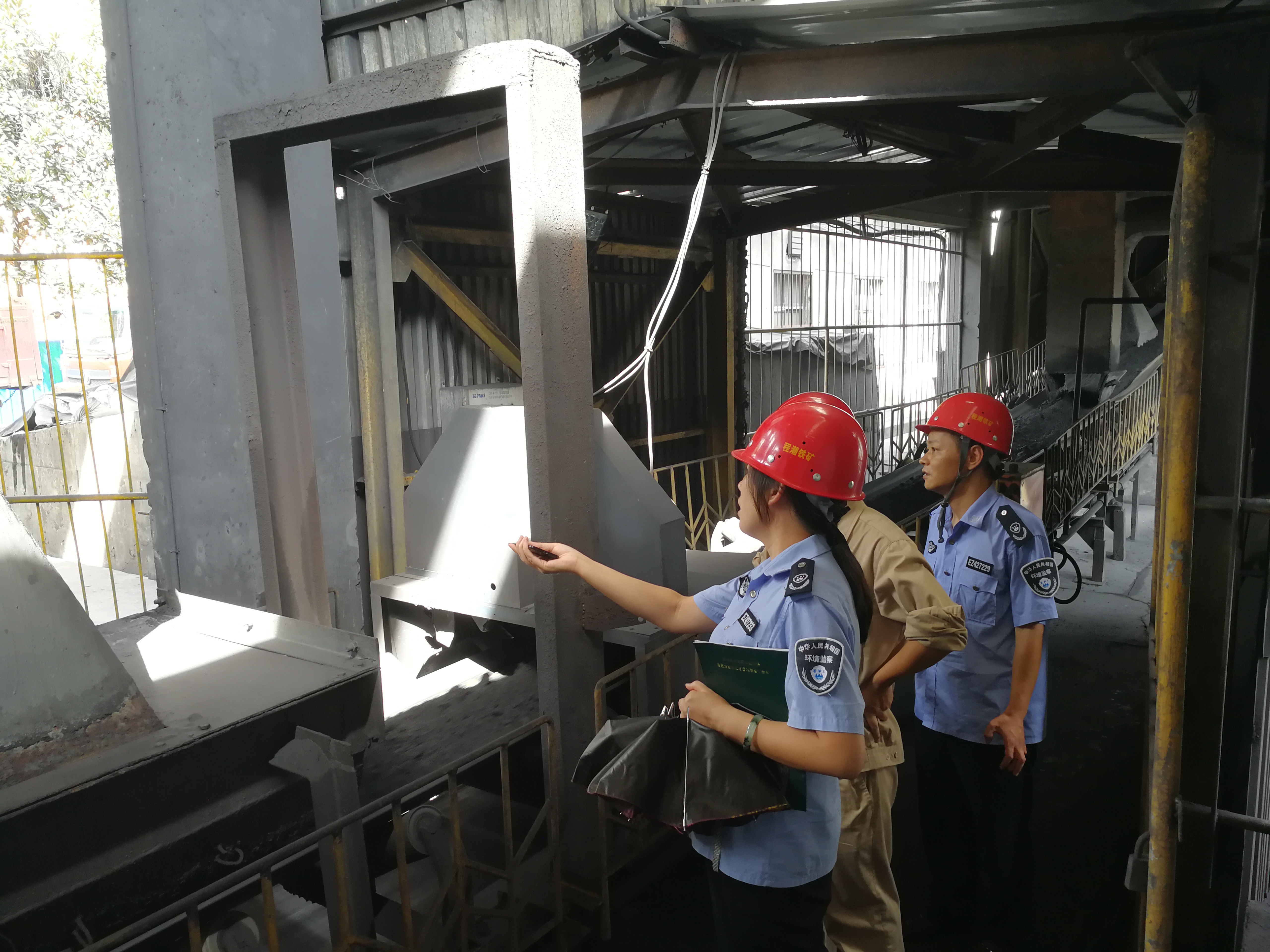 环境执法人员现场检查企业环保设施运行情况.jpg