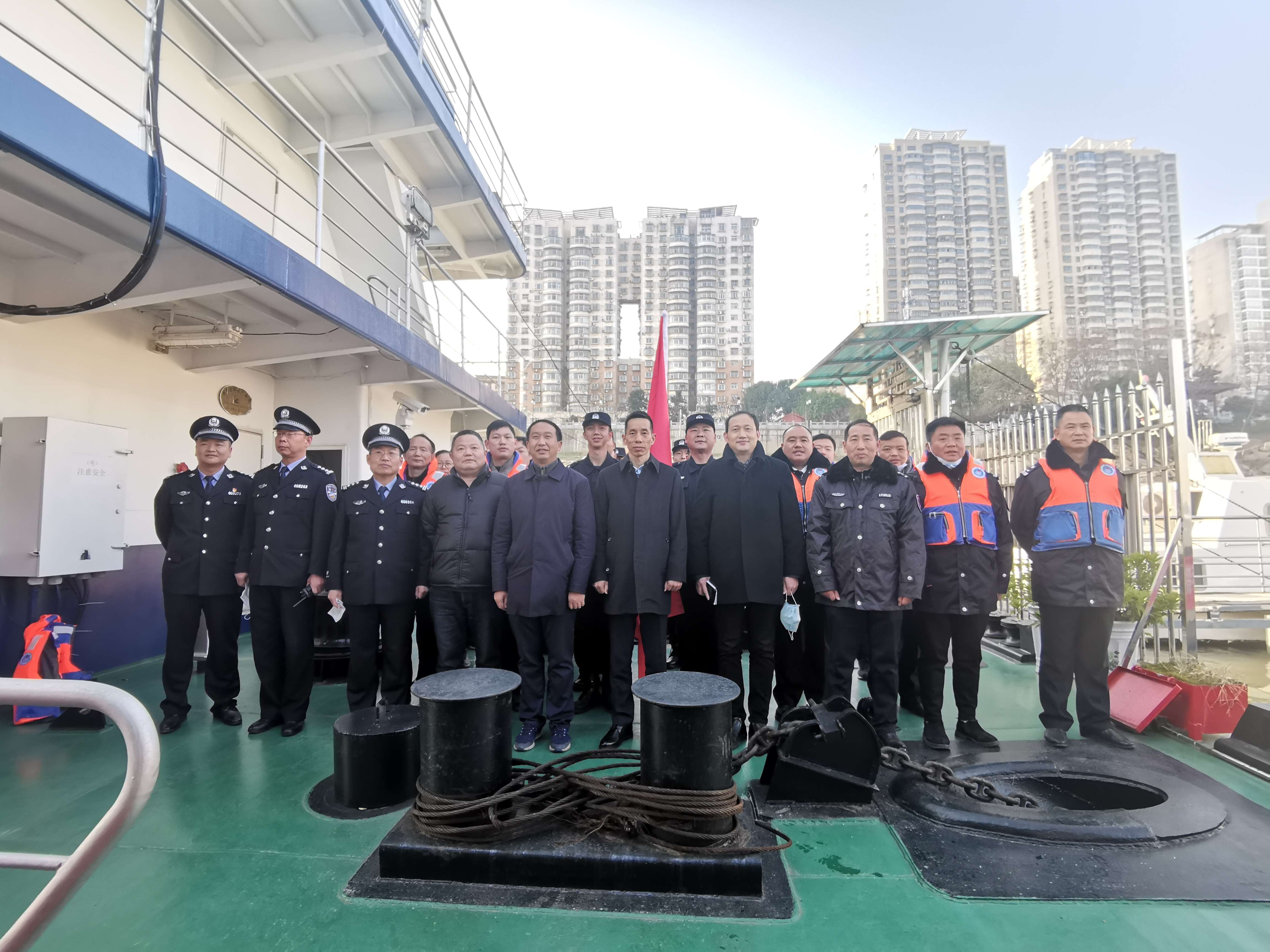 2020年1月1日，“mobilebet123365_365bet注册送奖金_365商城官网长江禁捕快速反应联合执法队”全体队员在鄂州长航公安码头与市领导合影.jpg